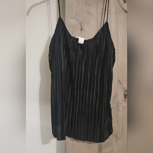H&M Black plisse spaghetti strap top. Size Small - Picture 2 of 9